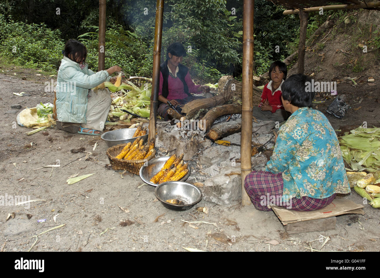 Les femmes vendent des épis de maïs grillé, le Bhoutan Banque D'Images