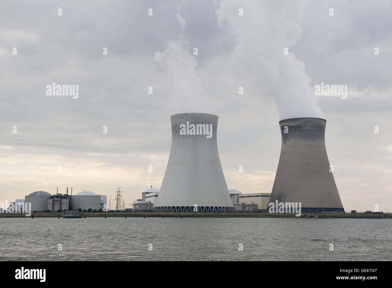 Tours de refroidissement de la centrale nucléaire de doel près de Antwerpen Banque D'Images
