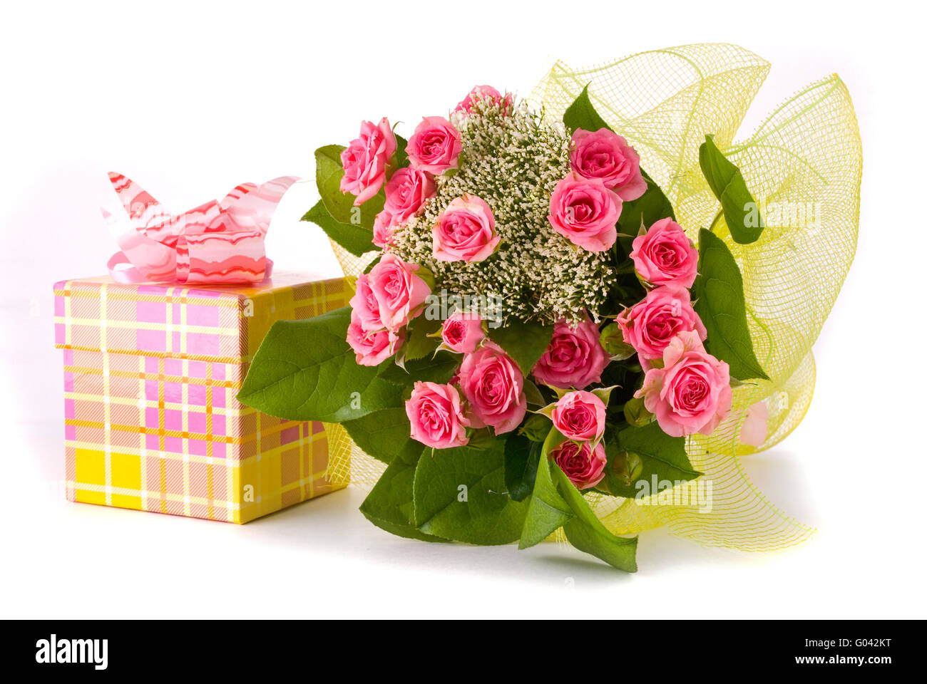 Beau bouquet de roses et d'aujourd'hui fort sur fond blanc Banque D'Images