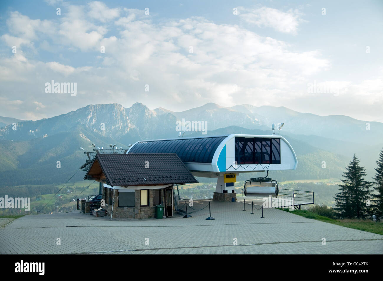 Un télésiège en montagnes Tatra. Petit matin frais Banque D'Images