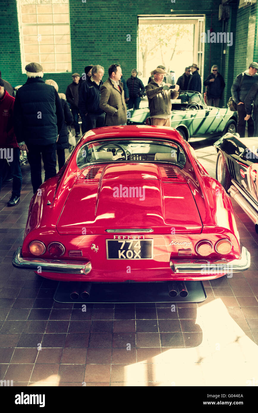 Ferrari Dino voiture classique dans un atelier à Bicester Heritage Centre. L'Oxfordshire, Angleterre. Vintage filtre appliqué Banque D'Images