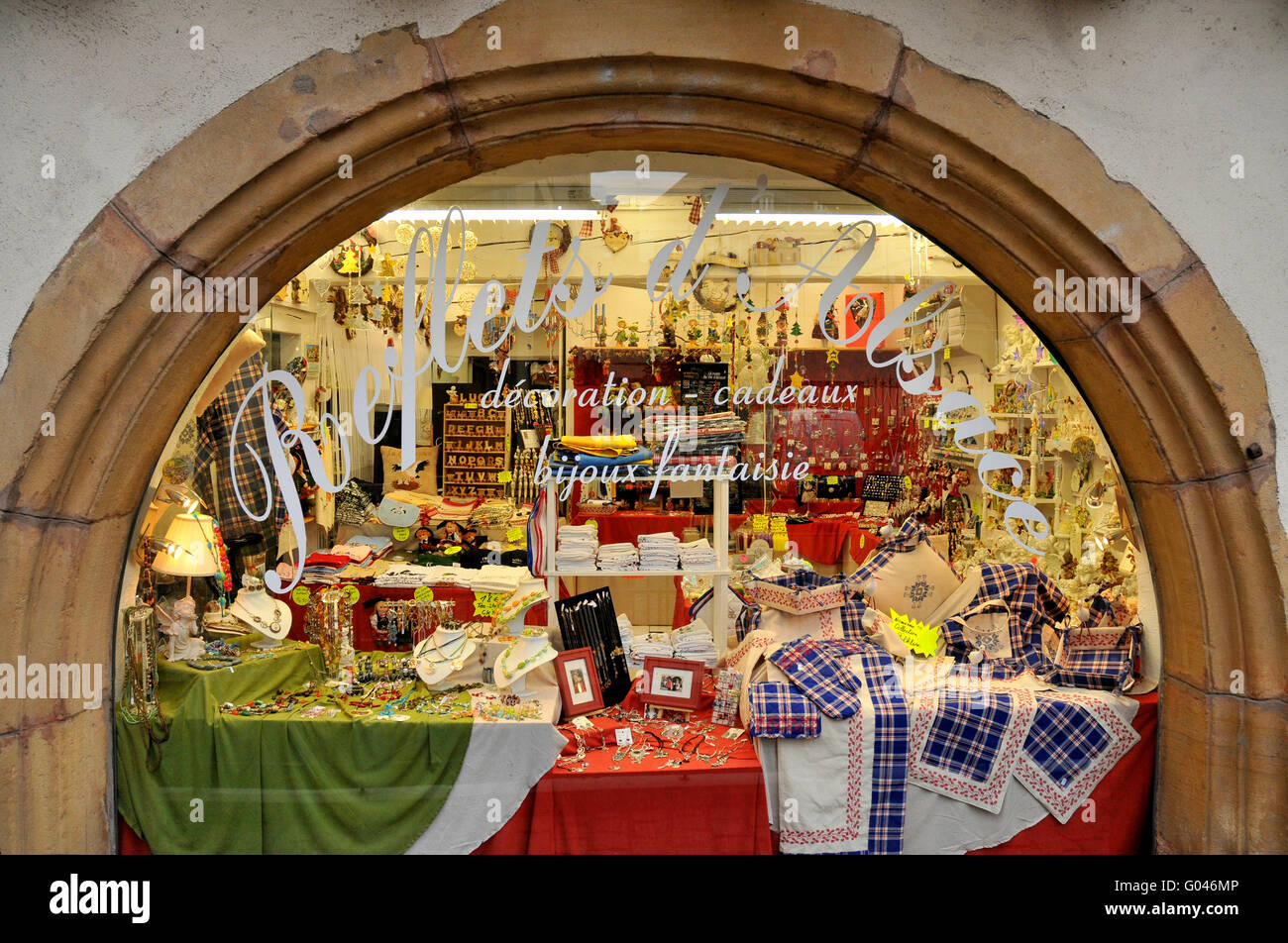 Vitrine, souvenirs, cadeaux, textiles, vieille ville, Colmar, Alsace, France Banque D'Images