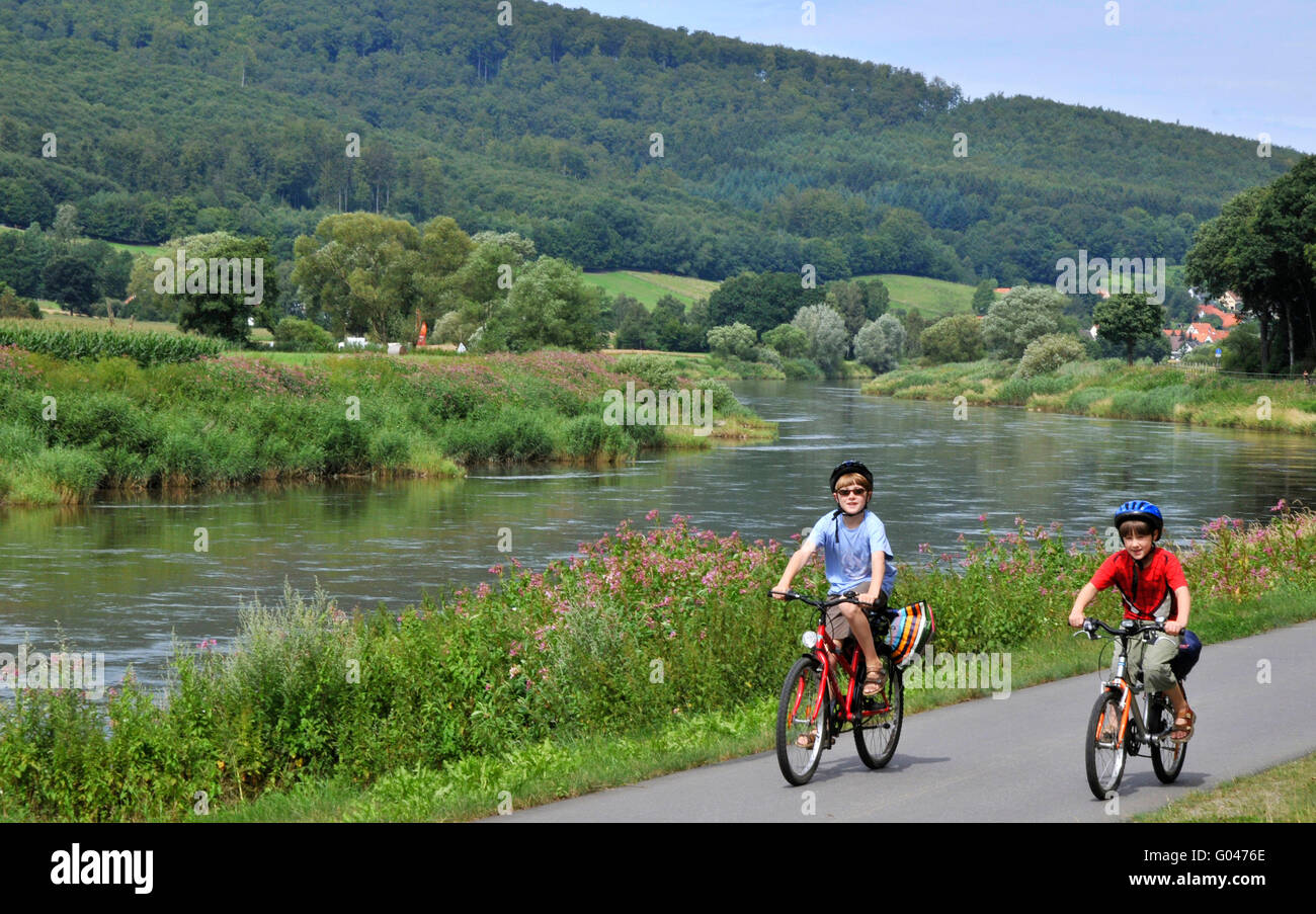 Les enfants, vélo, vélo, vélo, vélo, la piste cyclable de la Weser, aménagements cyclables, Weser, près de Lippoldsberg, Niedersachsen, Allemagne Banque D'Images