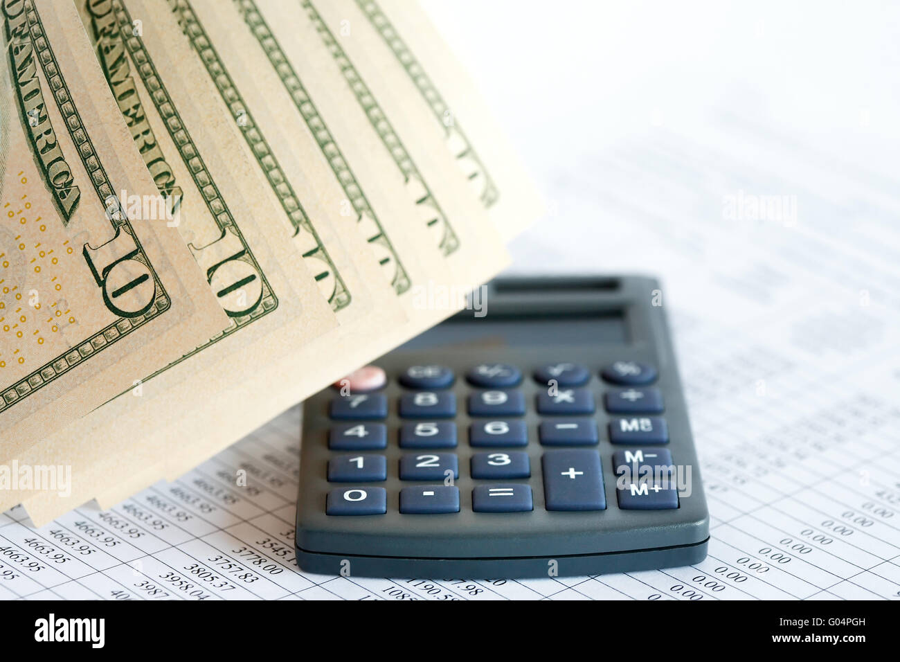 Concept de comptabilité. Libre de dix billets de banque en dollars près de calculatrice Banque D'Images