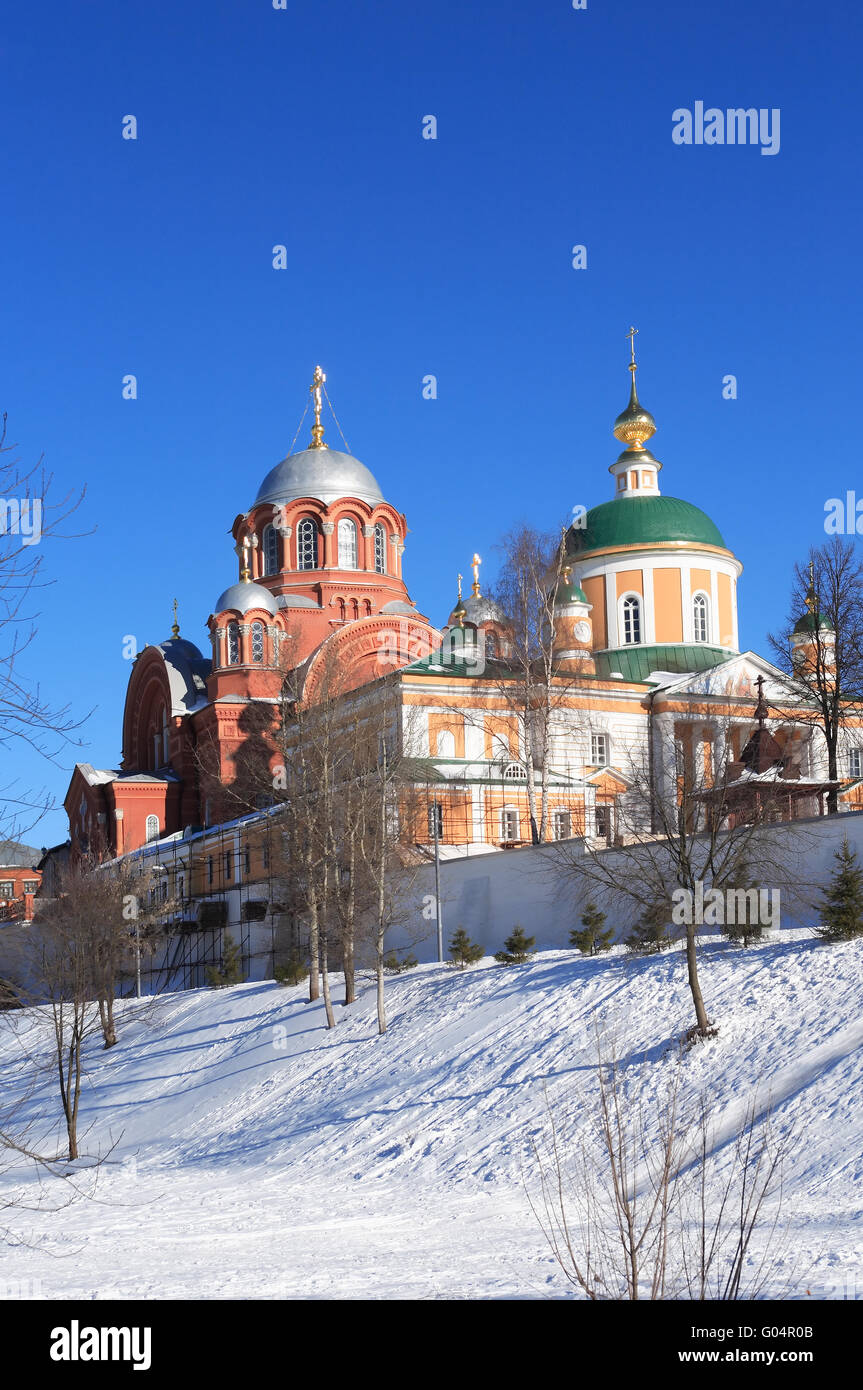 Paysage d'hiver avec de vieux couvent chrétien russe contre le ciel bleu Banque D'Images