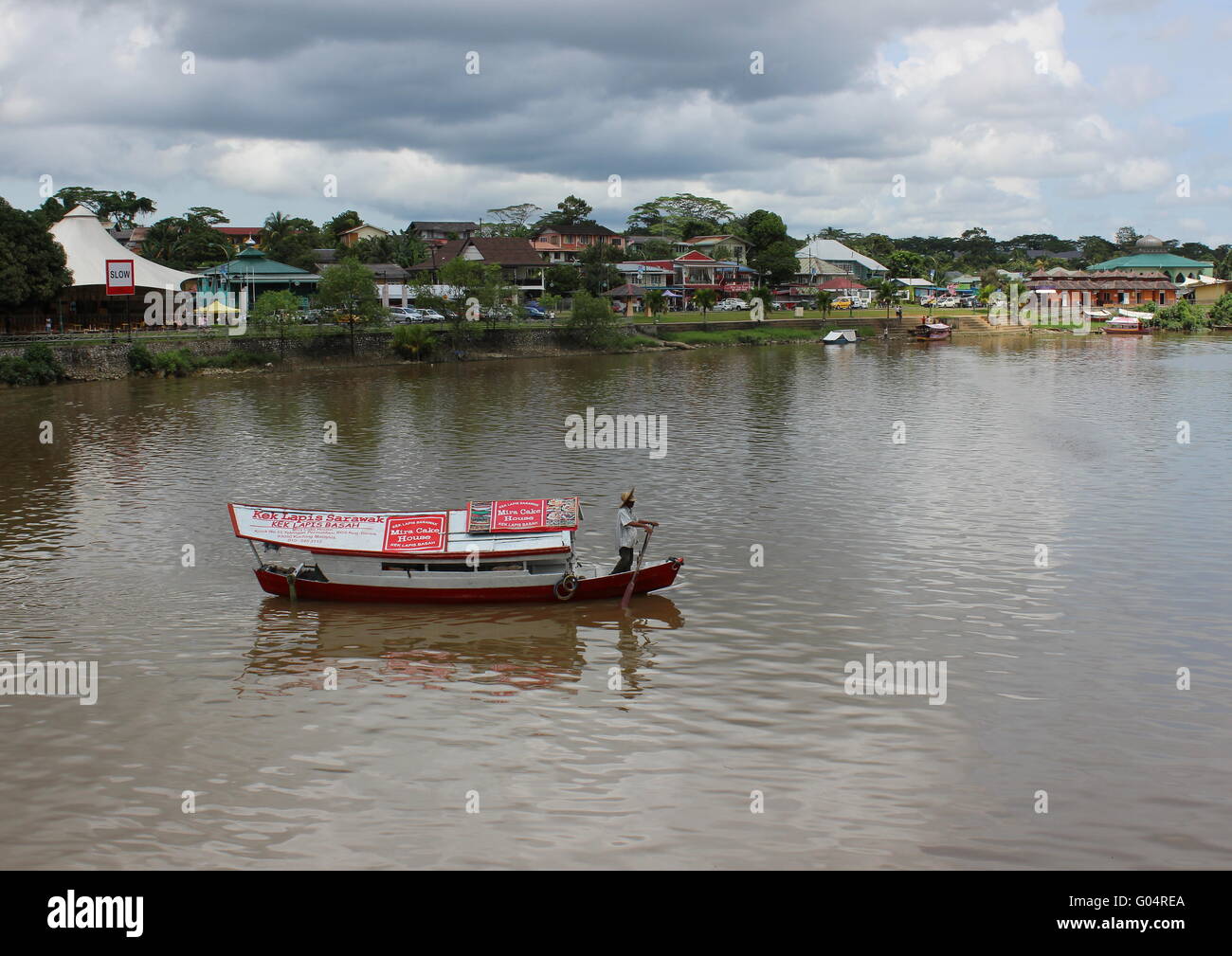 Un batelier qui exerce son parcours à la rivière Rejang, une importante route de transport alternatif à Kuching, Sarawak, Malaisie. Banque D'Images