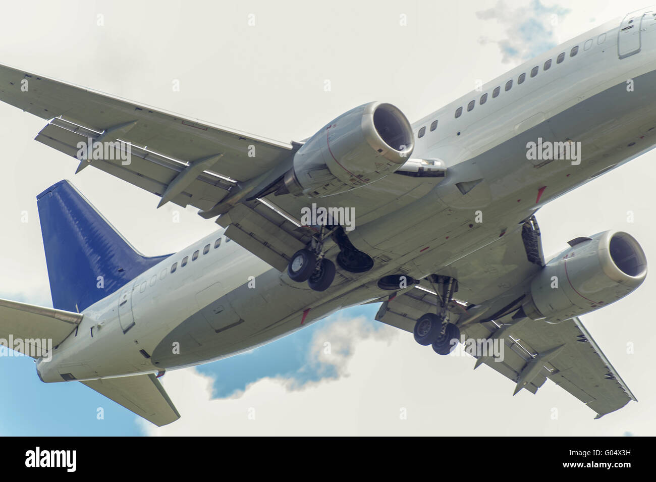 Un passager jet fly-over du worm's eye view Banque D'Images