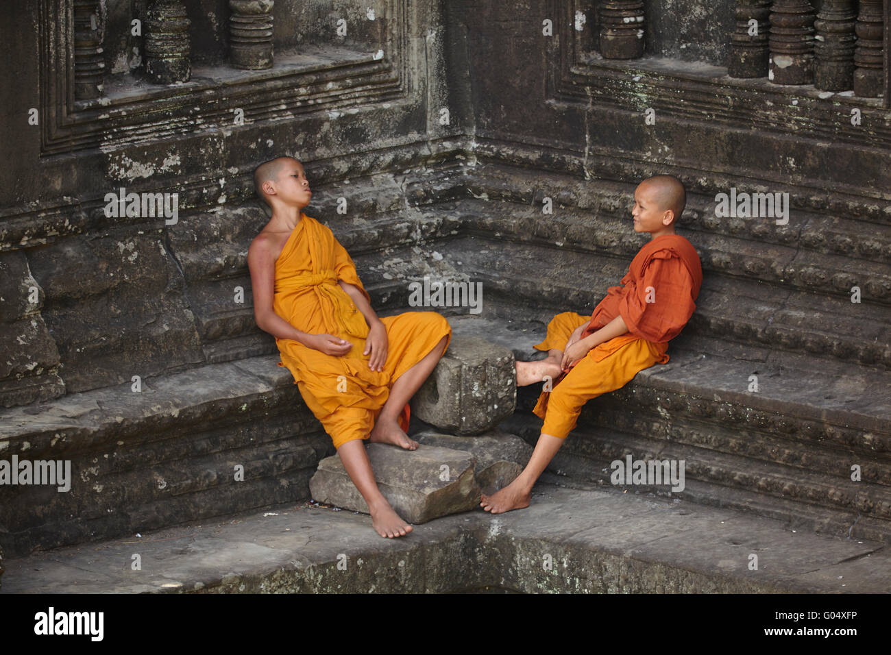 Les jeunes moines bouddhistes à Angkor Wat temple Khmer (12e siècle), site du patrimoine mondial d'Angkor, Siem Reap, Cambodge Banque D'Images