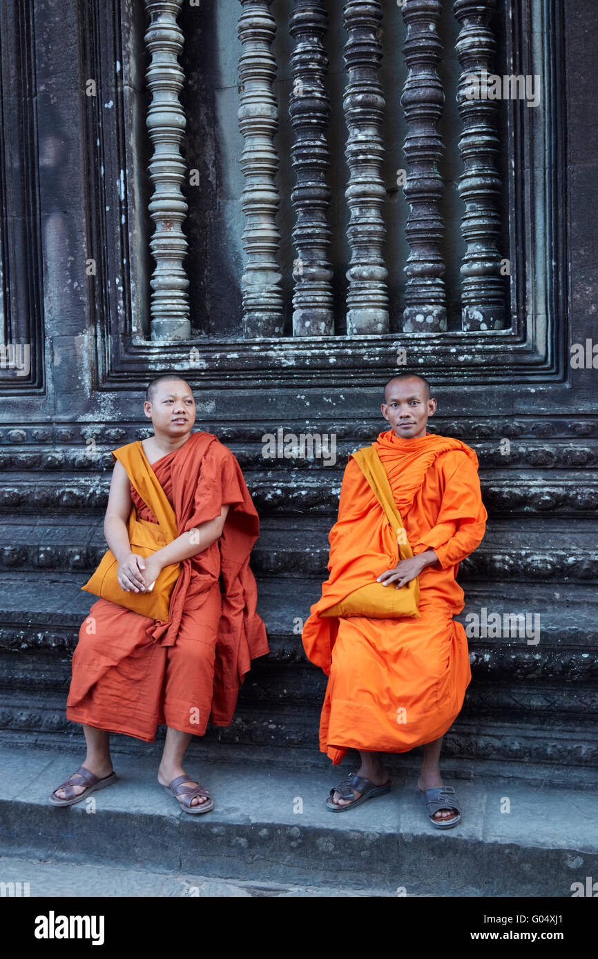 Des moines bouddhistes à Angkor Wat temple Khmer (12e siècle), site du patrimoine mondial d'Angkor, Siem Reap, Cambodge Banque D'Images