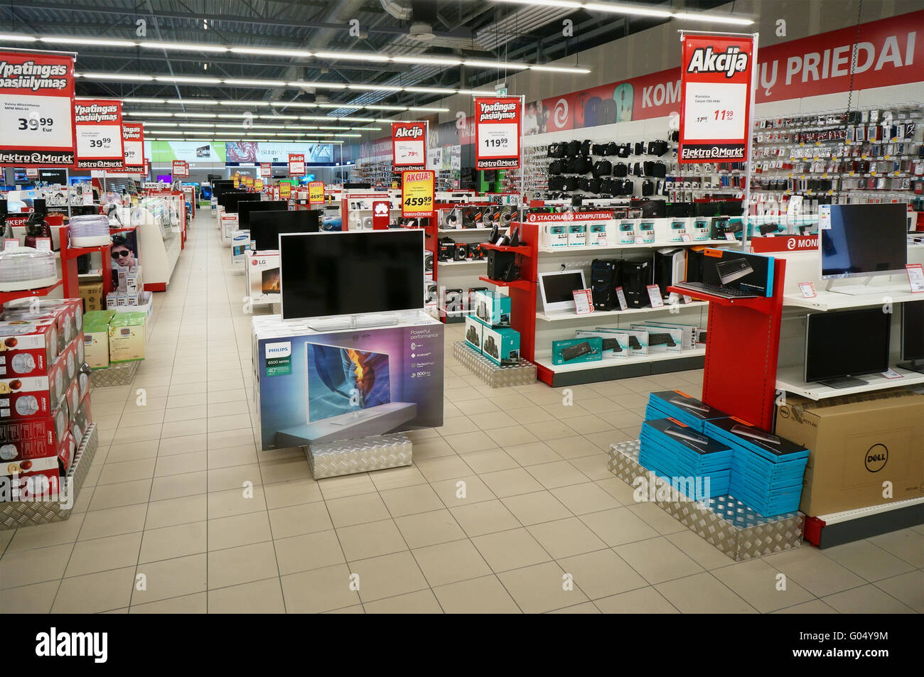 VILNIUS, LITUANIE - avril 27, 2016 : Elektromarkt magasin d'appareils électroniques grand public en Nordika hyper marché. Promotions et bonus sont Banque D'Images