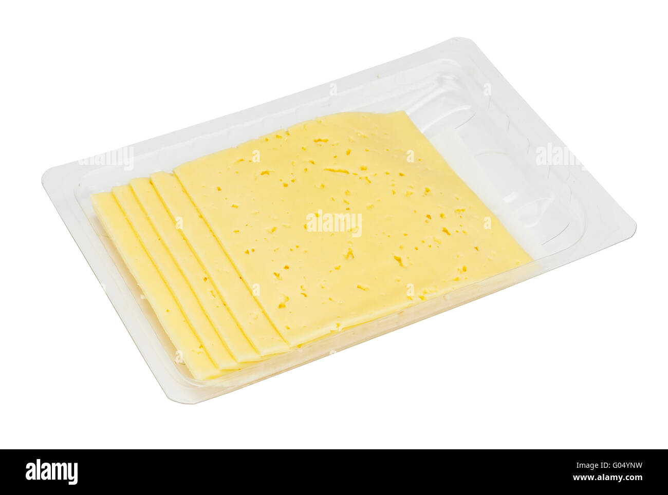 Cent cinquante grammes de fromage rural émincées dans le récipient en plastique standard. En matière grasse du fromage - cinquante pour cent. Isolat Banque D'Images