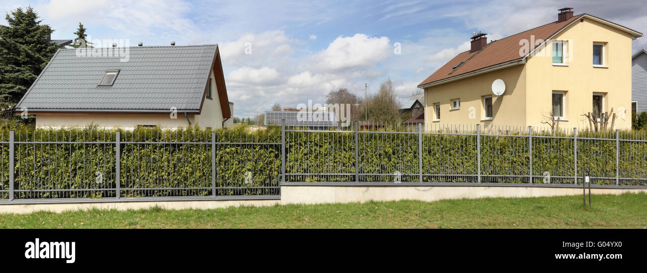 VILNIUS, LITUANIE - avril 17, 2016 : cottages modernes et et des panneaux solaires pour la production d'électricité sur Salotes ( Lac de chaux Banque D'Images