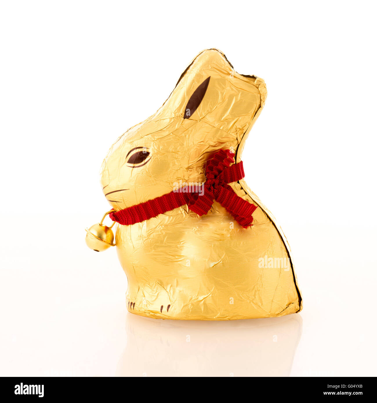 Enveloppé d'aluminium chocolat lapin contre l'arrière-plan blanc. Banque D'Images