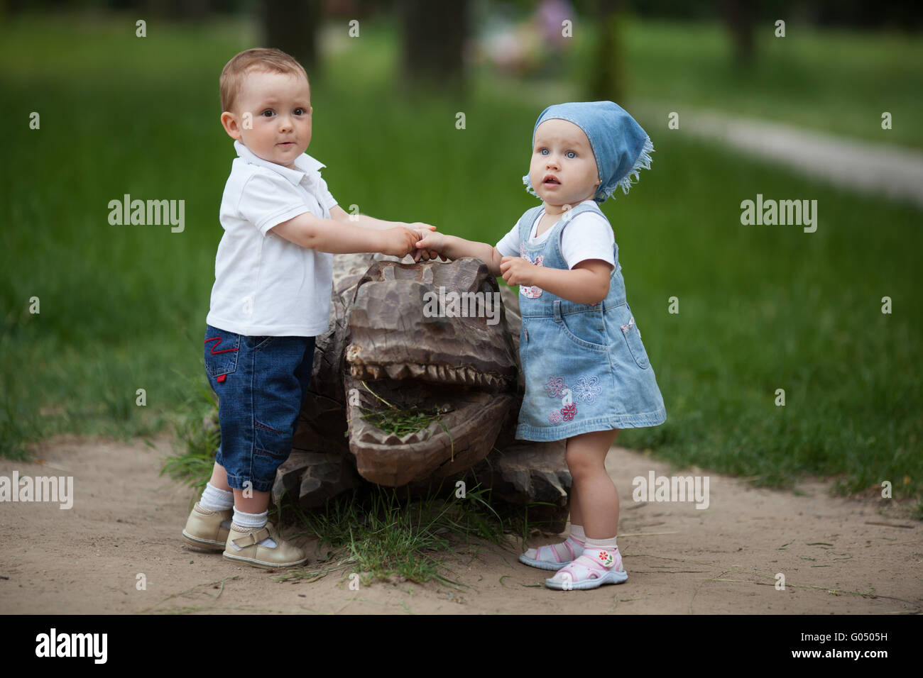 Garçon et fille avec crocodile en bois Banque D'Images