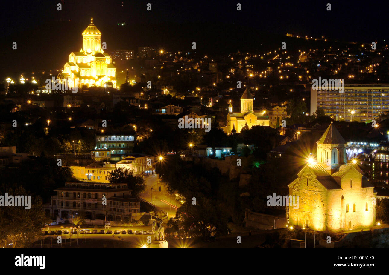 Vue nocturne de la vieille ville de Tbilissi avec des églises anciennes, le château et le palais présidentiel Banque D'Images