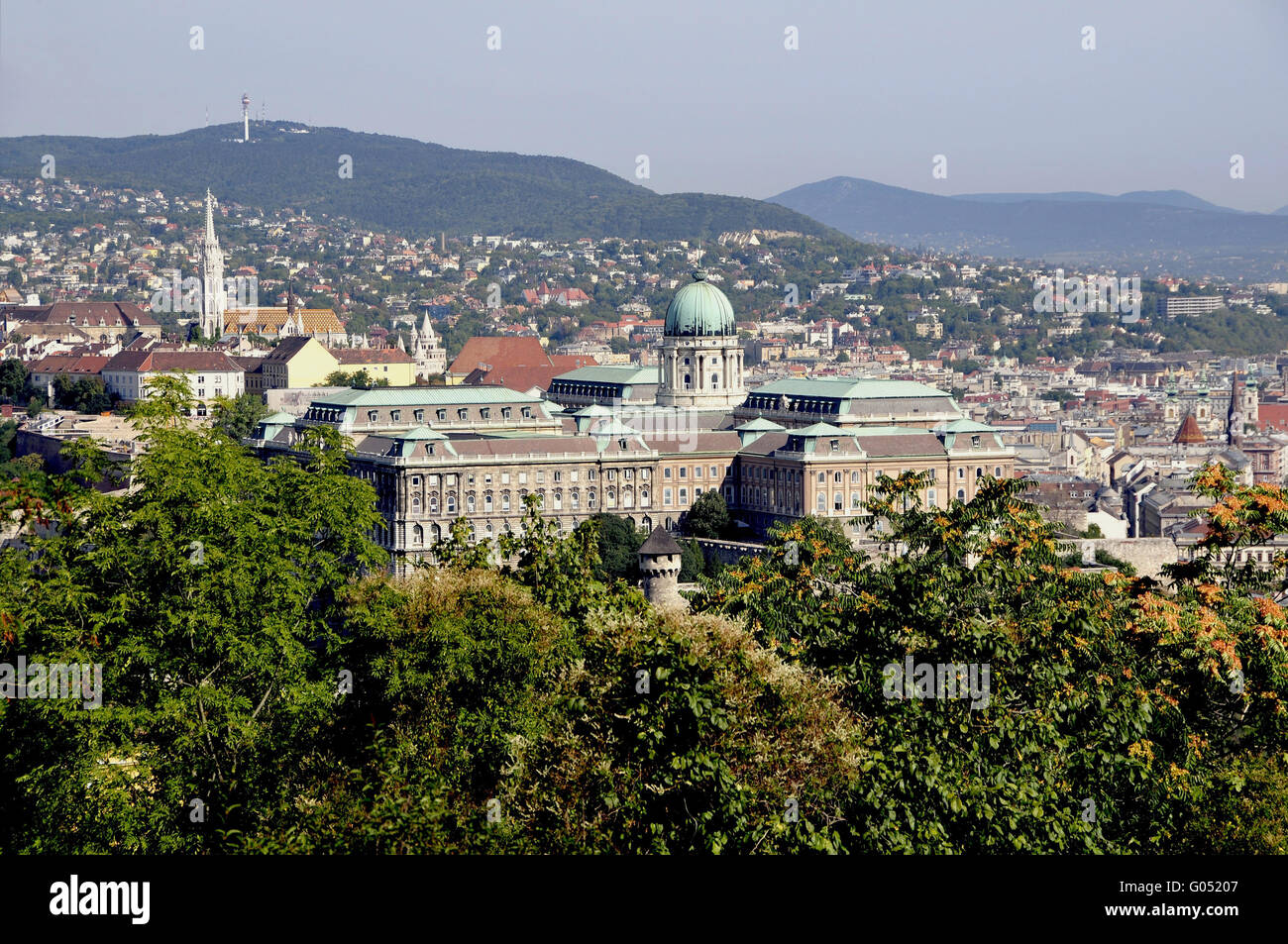 Regardez au château palace sur la montagne château j Banque D'Images