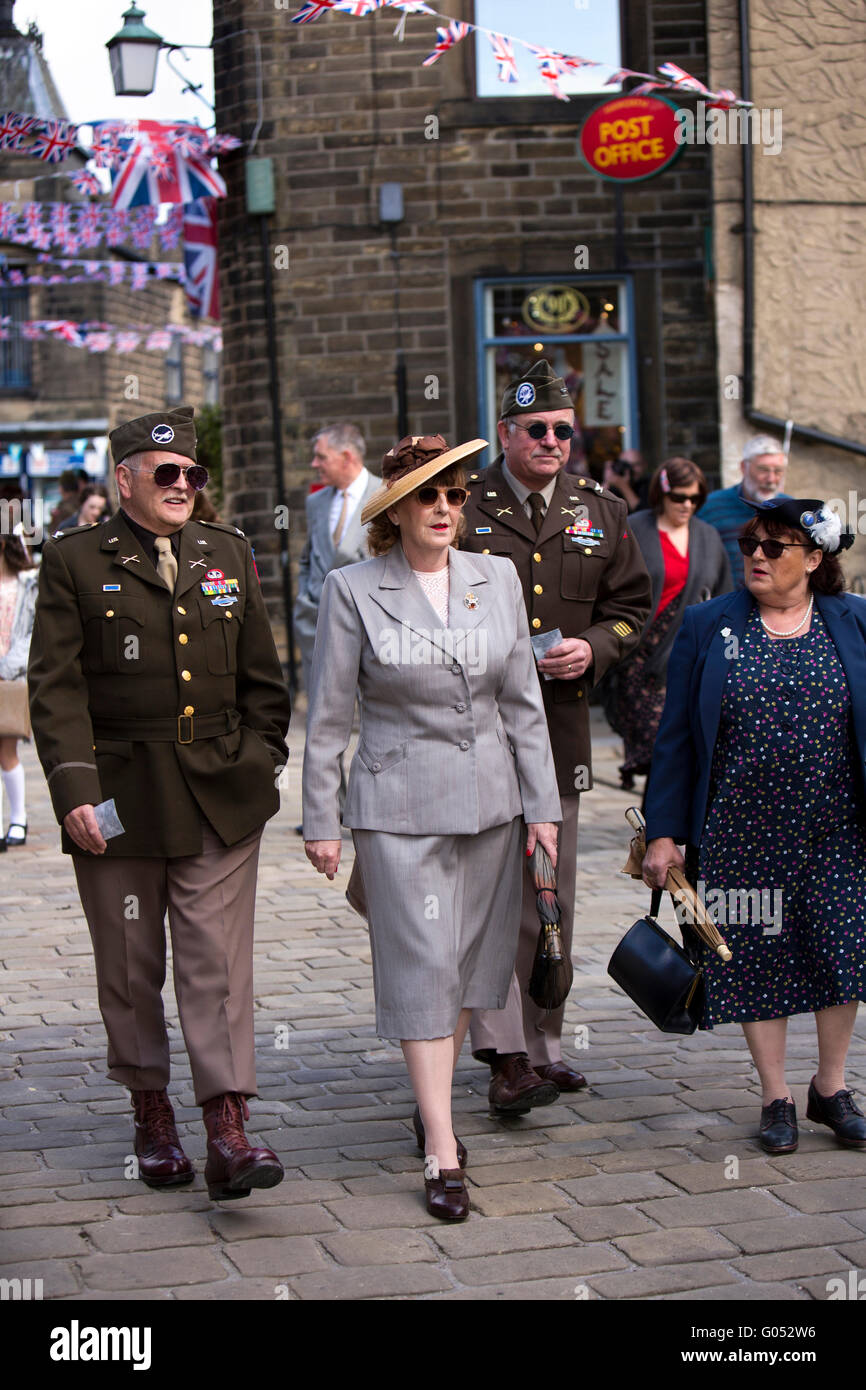 Royaume-uni, Angleterre, dans le Yorkshire, Haworth 40s, week-end, les visiteurs de la rue principale, en costume Banque D'Images