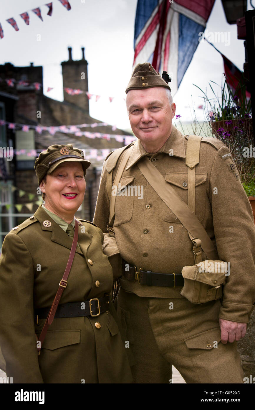 Royaume-uni, Angleterre, dans le Yorkshire, Haworth 1940 Week-end, rue Main, Alan Howard avec femme Anne en uniforme Banque D'Images