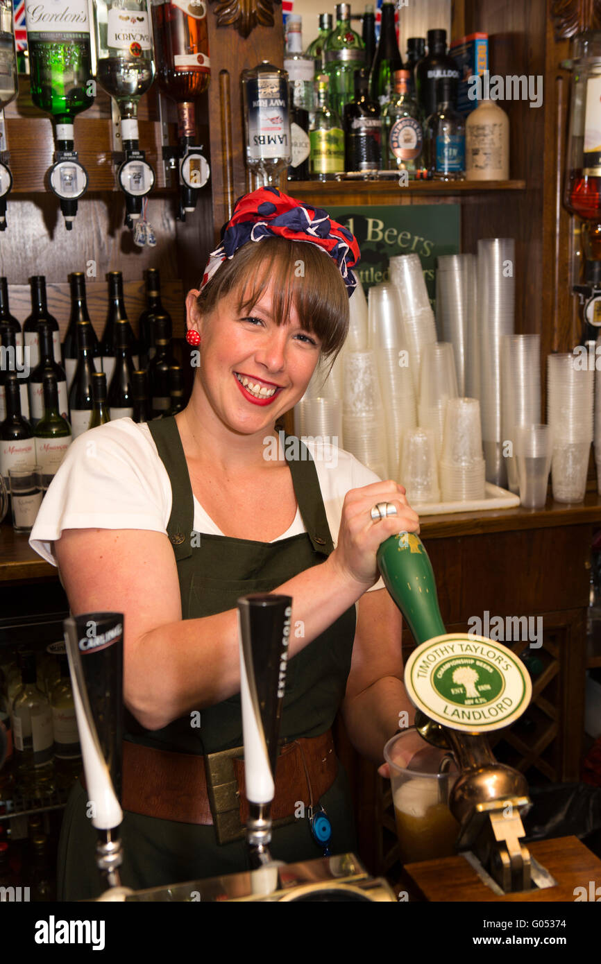 Royaume-uni, Angleterre, dans le Yorkshire, Haworth 1940 Week-end, Fleece Inn, Laura Shinn, verser un litre de Timothy Taylor, propriétaire Banque D'Images