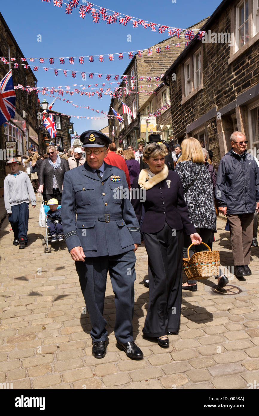 Royaume-uni, Angleterre, dans le Yorkshire, Haworth 1940 Week-end, rue principale, les visiteurs en costume Banque D'Images