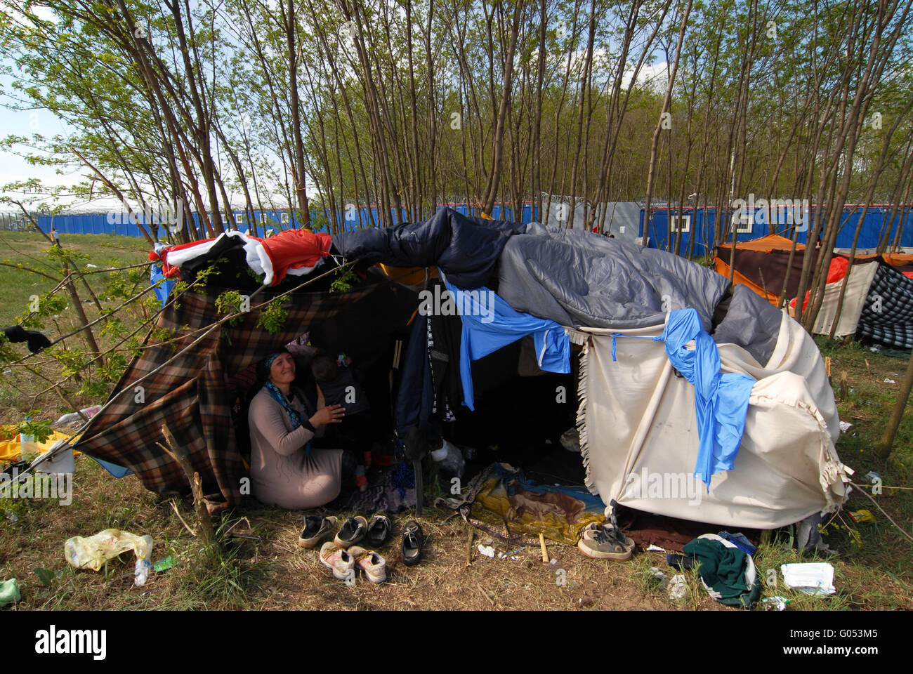 Réfugiés syriens vivant dans une tente, dans le no man's land près du mur qui sépare la Serbie à partir de la Hongrie. Subotica / Serbie . 16 avril, Banque D'Images