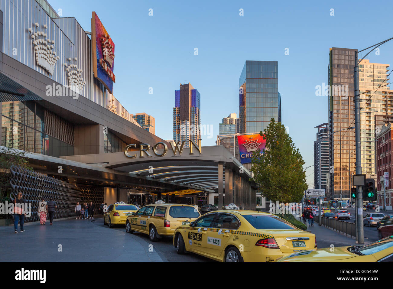 Melbourne - 17 avril 2016 : entrée du casino de la Couronne. La queue des taxis, les piétons circulant par. Banque D'Images