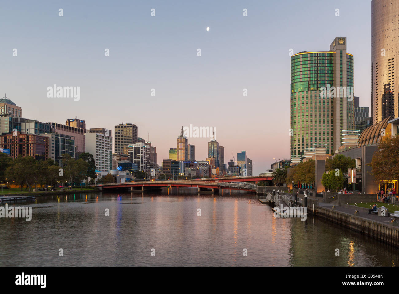 Melbourne - 17 avril 2016 : Cityscape at Dusk avec Kings Bridge sur la rivière Yarra. Banque D'Images