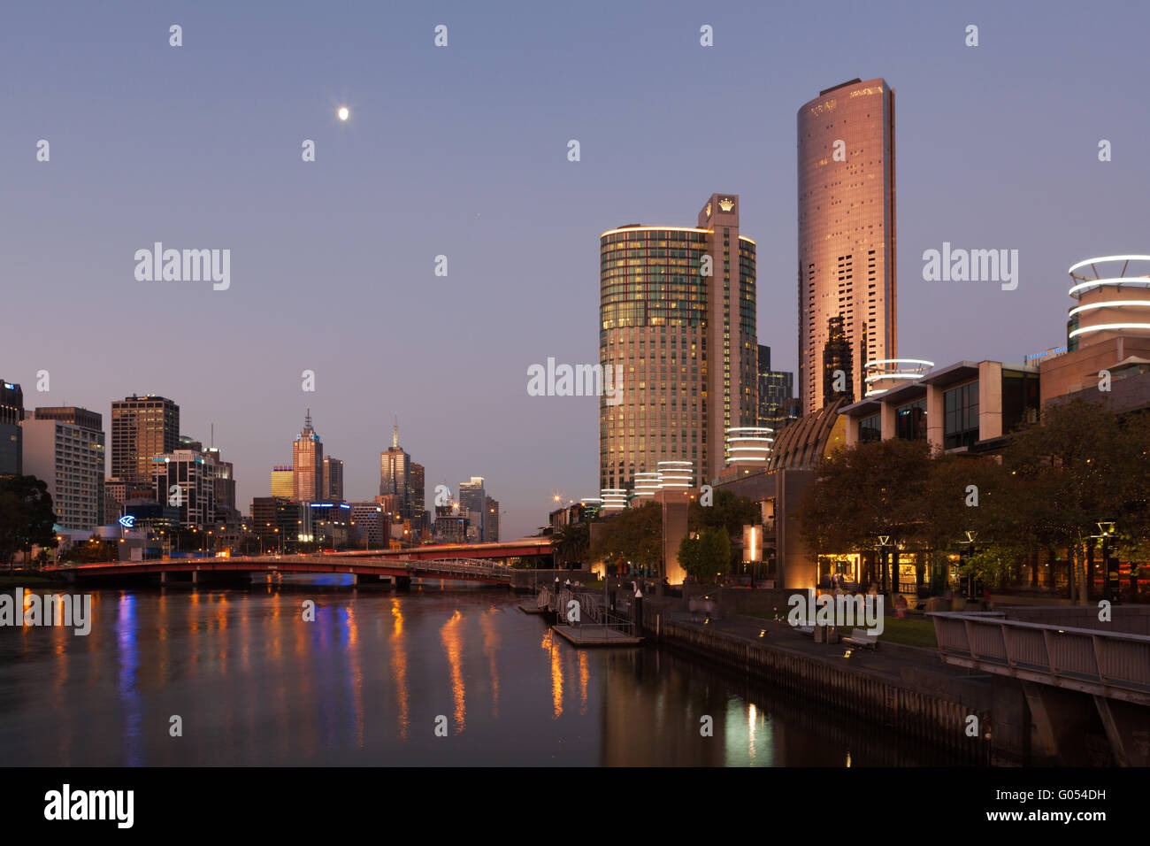 Melbourne - 17 avril 2016 : Cityscape at Dusk avec Kings Bridge sur la rivière Yarra et le Casino Crown Hotel. Banque D'Images