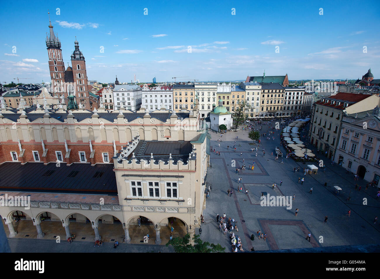 Place du marché principale de Cracovie Pologne avec St.Mary's Banque D'Images