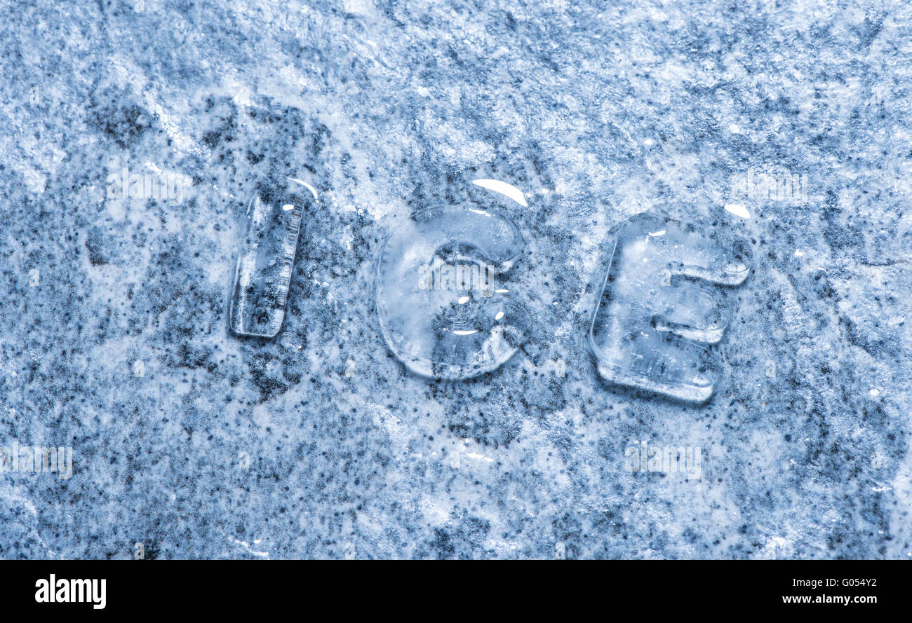 La fonte des glaces sur la pierre. Notion de température froide, l'eau et de changement. Banque D'Images