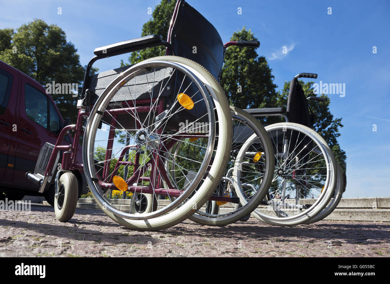 Fauteuil roulant vide en face d'un van handicapés Banque D'Images