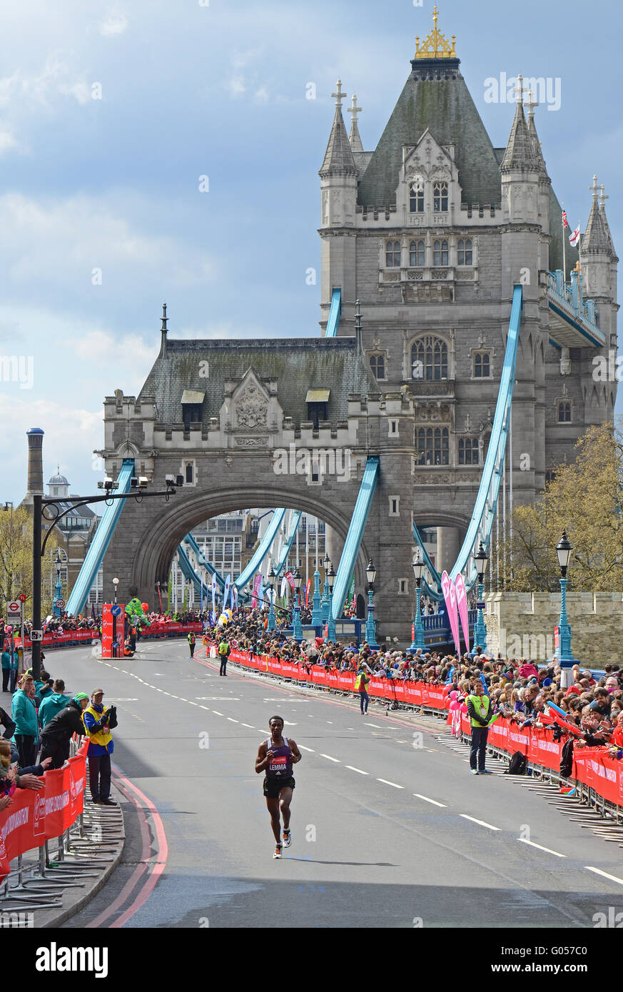 2016 Le Marathon de Londres Virgin Money à Tower Hill.Lemme, Sisay (ETH) a terminé 7e. Tower Bridge derrière Banque D'Images