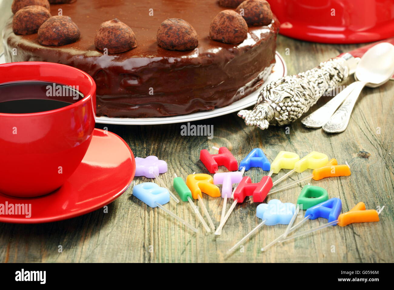 Gâteau d'anniversaire et des bougies dans la forme de félicitations. Banque D'Images