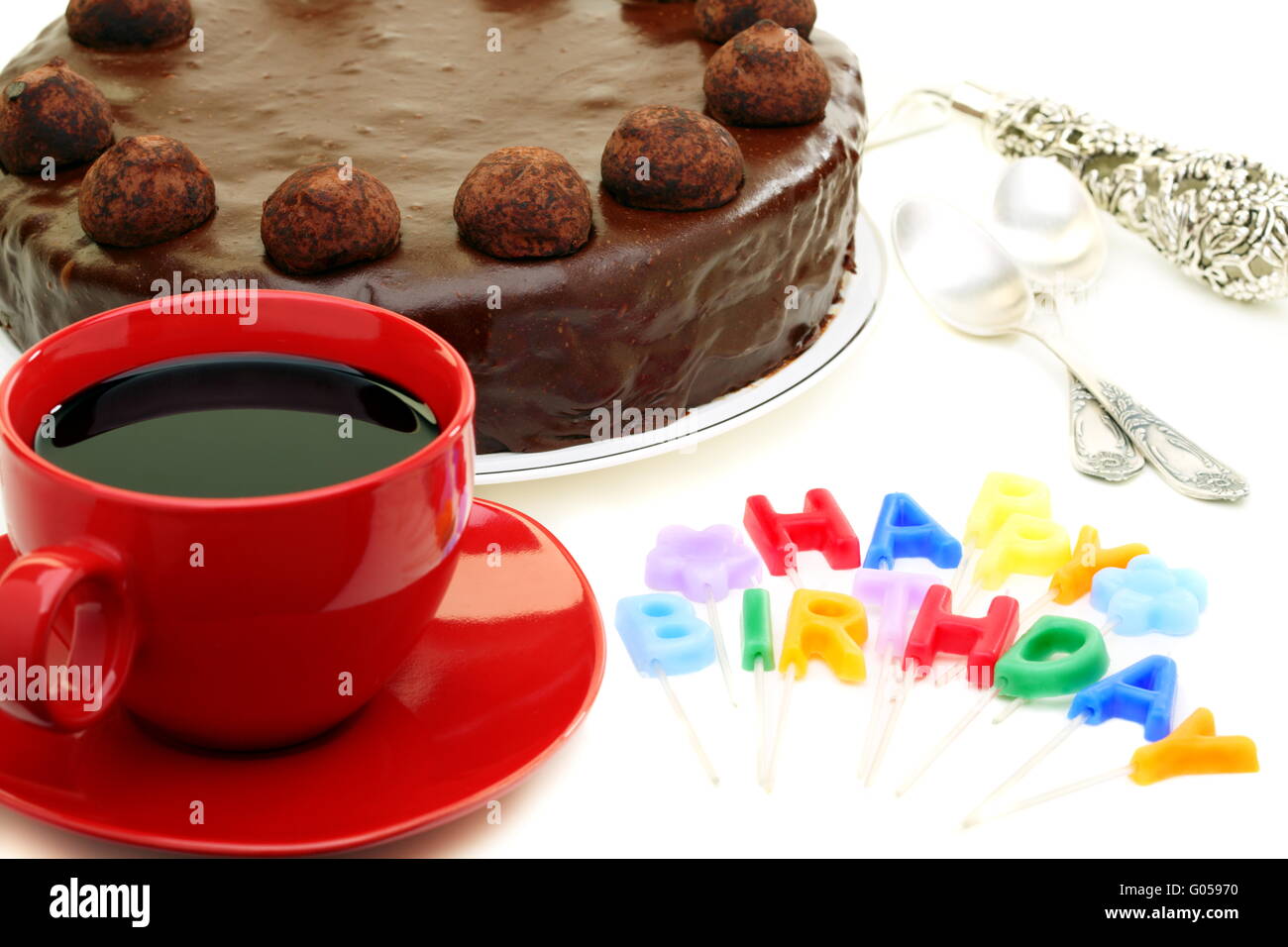 Bougies en forme de lettres Joyeux Anniversaire et gâteau au chocolat. Banque D'Images