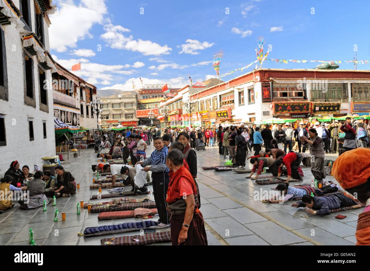 Prier à la Temple de Jokhang à Lhassa Tibet Chine Banque D'Images