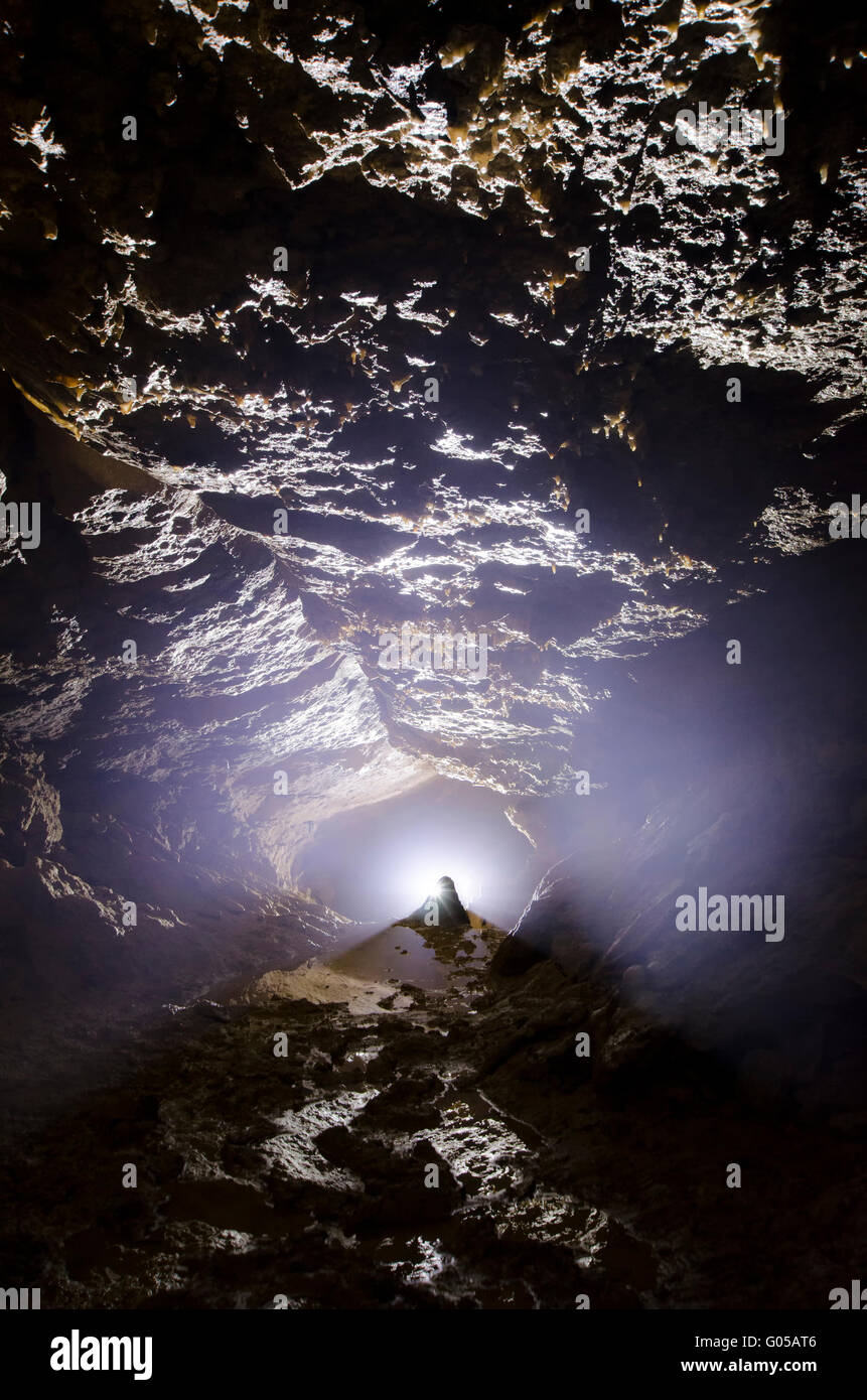 La lumière à l'entrée d'une grotte sombre Banque D'Images