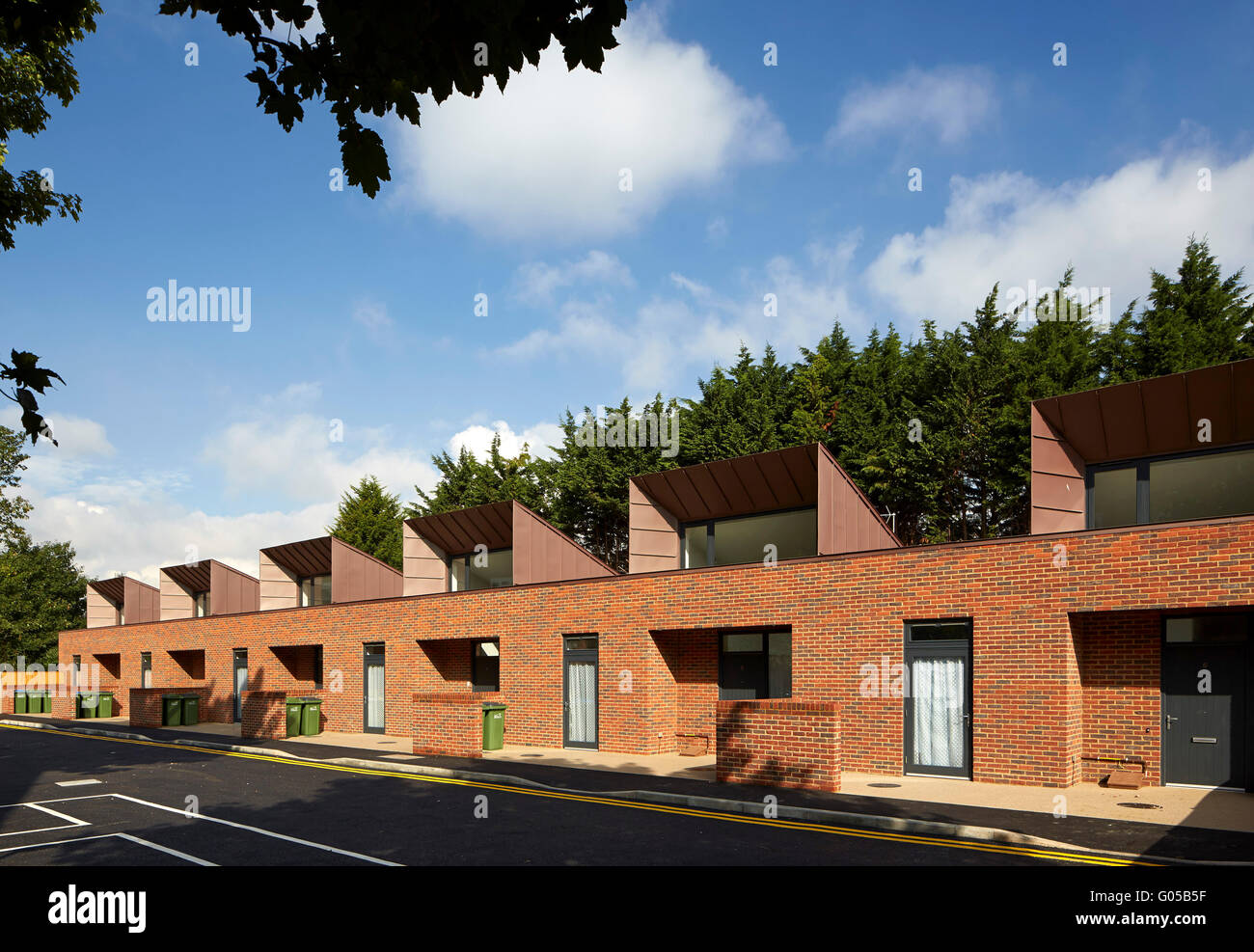 Large vue présentant 6 nouvelles unités. Logement de Greenwich, Greenwich, Royaume-Uni. Architecte : Bell Phillips architectes, 2016. Banque D'Images