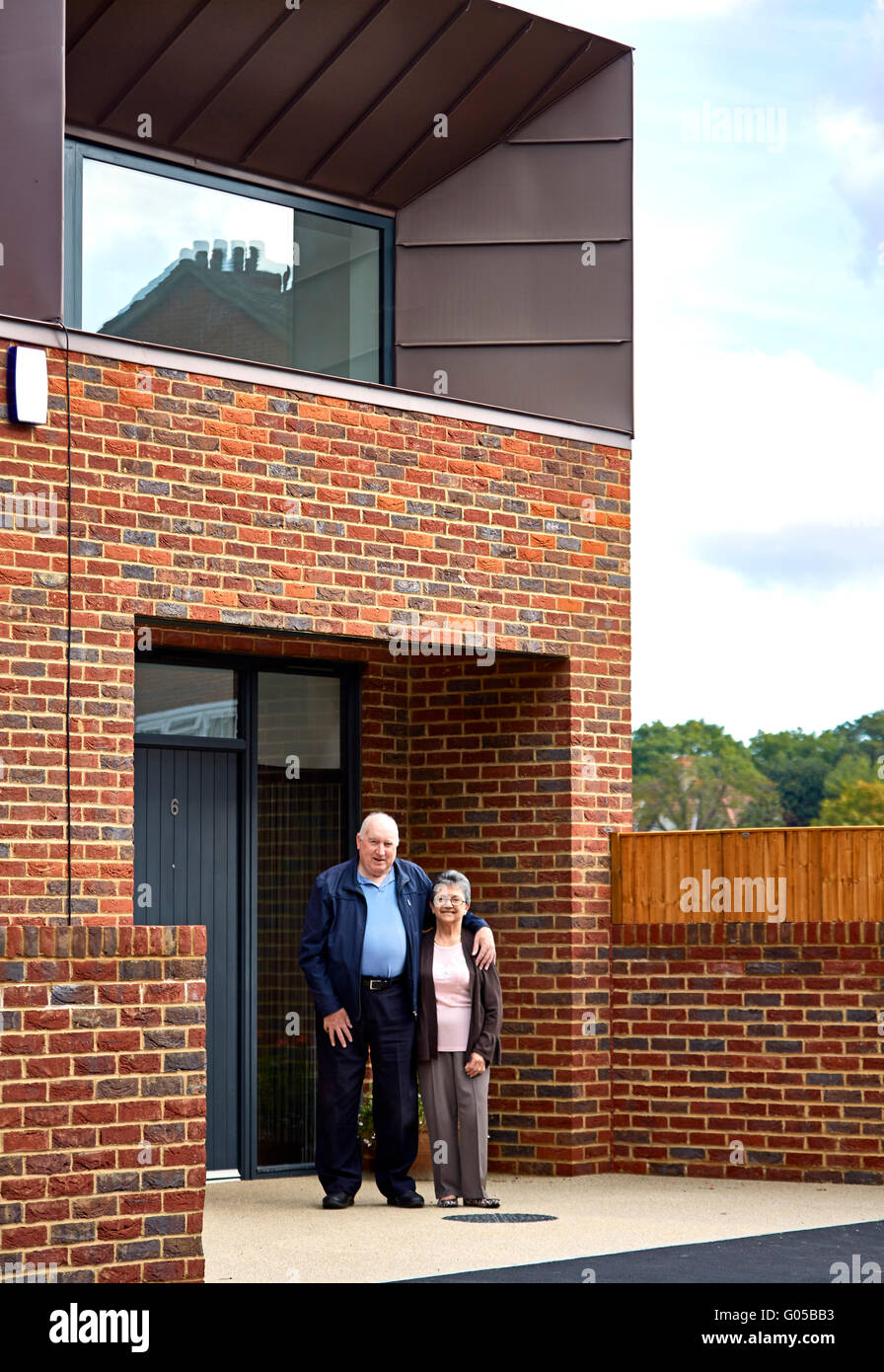 Les retraités M. et Mme Jones à l'extérieur de la maison. Logement de Greenwich, Greenwich, Royaume-Uni. Architecte : Bell Phillips architectes, 2016. Banque D'Images