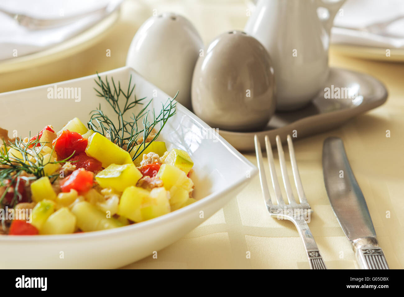 Belle savoureux et sain de la nourriture sur table dans la lumière du soleil. Banque D'Images