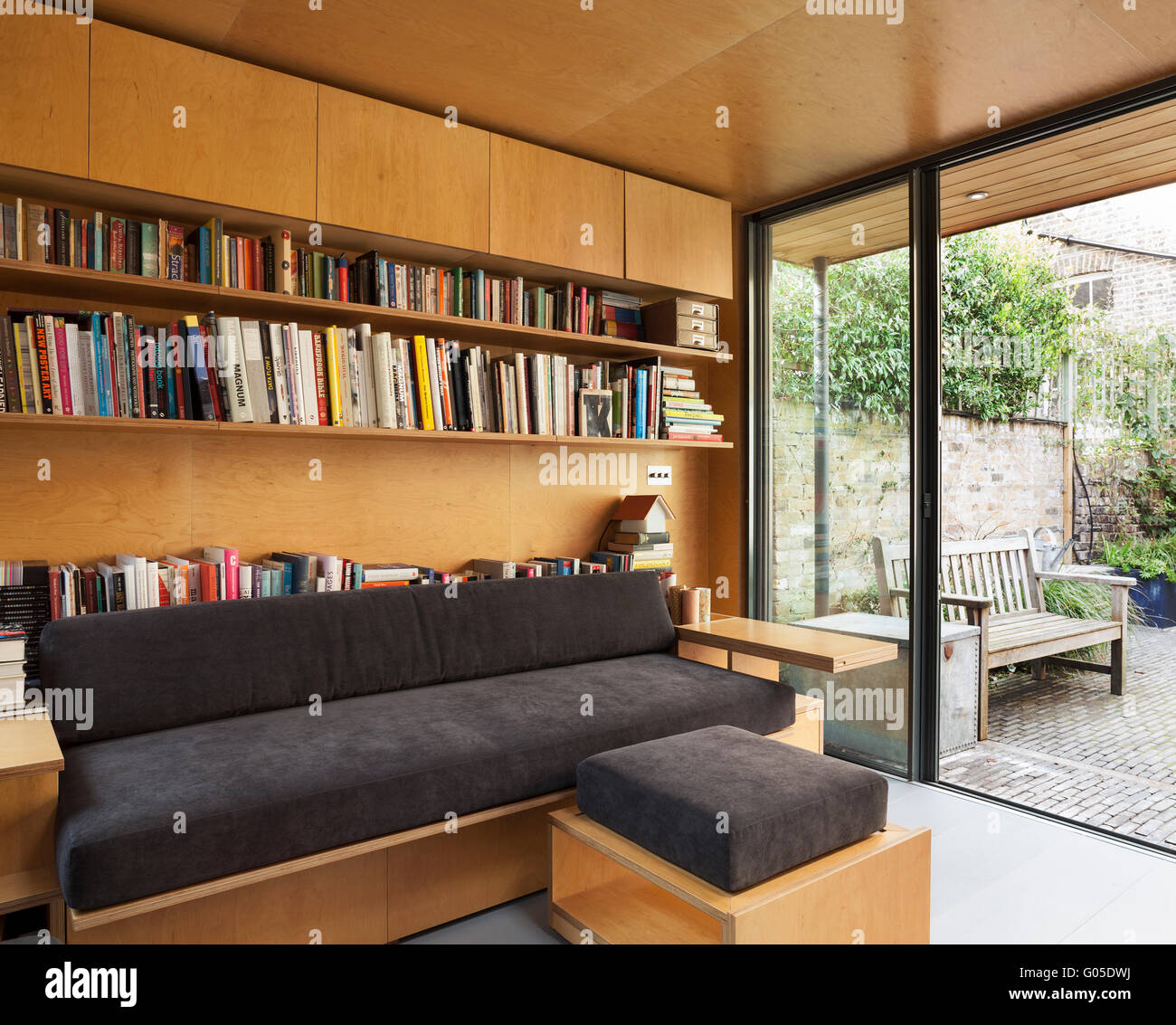 Retour sur un canapé. Maison de London, Londres, Royaume-Uni. Architecte : LIA KILADIS architecture, 2015. Banque D'Images