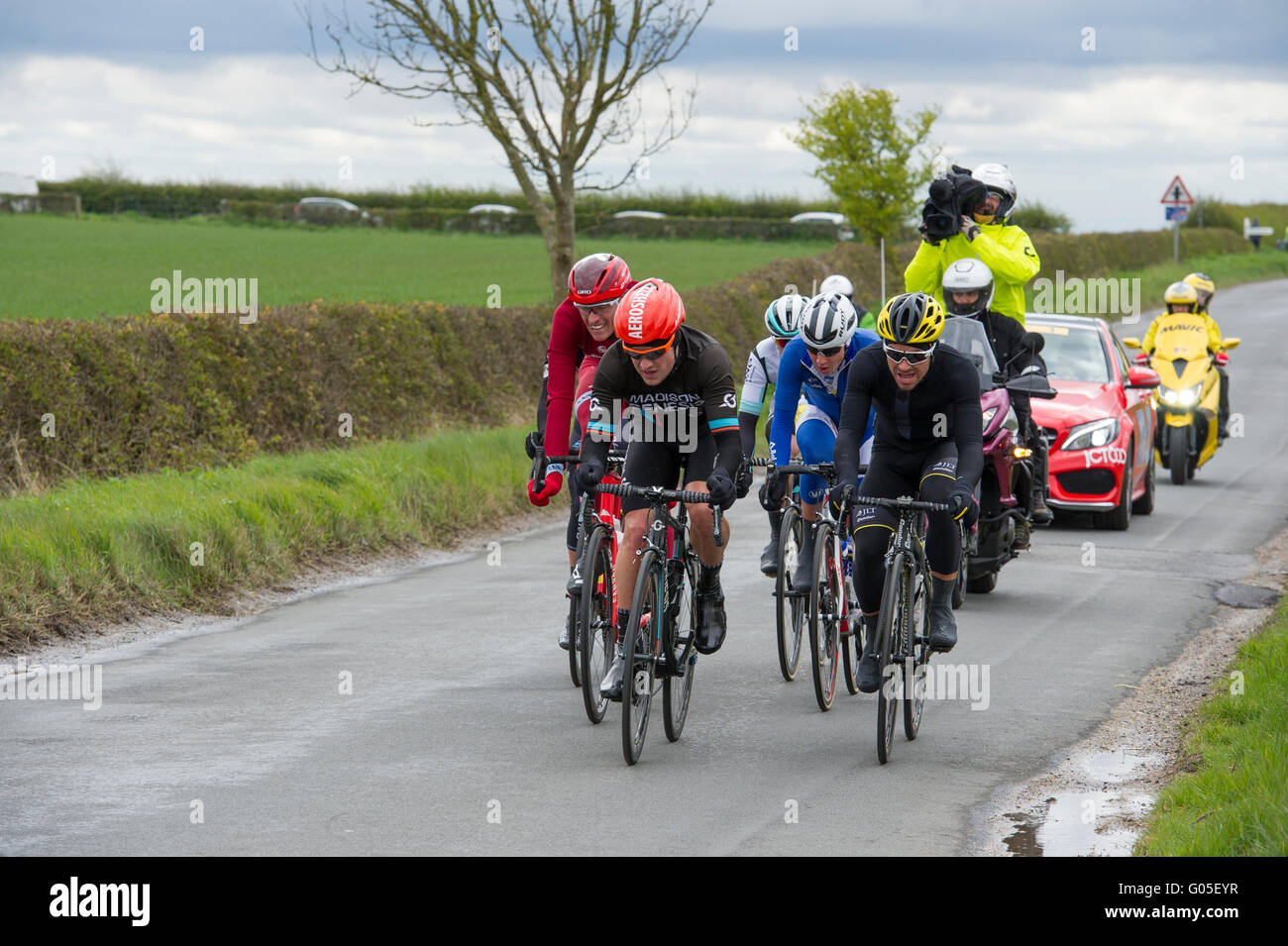 Riders sur scène l'un des Tour de Yorkshire entre Beverley et Dalton de l'East Yorkshire du Sud Banque D'Images