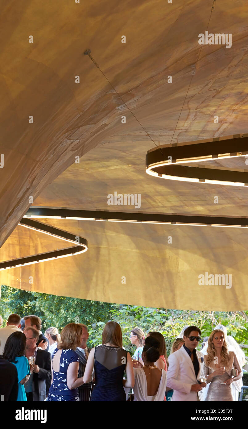 Plafond incurvé avec éclairage suspendu et les visiteurs. La serpentine Pavillon d'été 2014, Londres, Royaume-Uni. Architecte : Smiljan Radic, 2014. Banque D'Images