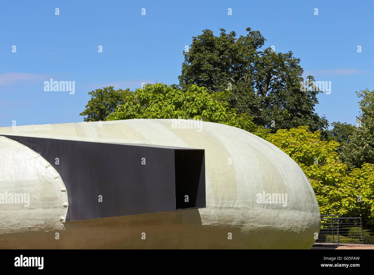 La façade extérieure du pavillon avec fenêtre. La serpentine Pavillon d'été 2014, Londres, Royaume-Uni. Architecte : Smiljan Radic, 2014. Banque D'Images