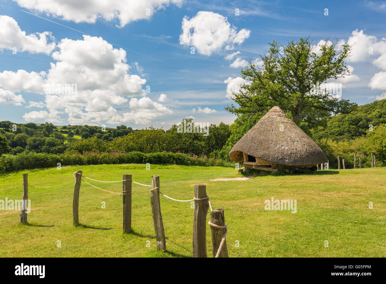 L'âge du fer à cabanes Castell Henllys en Amérique du Pembrokeshire Banque D'Images