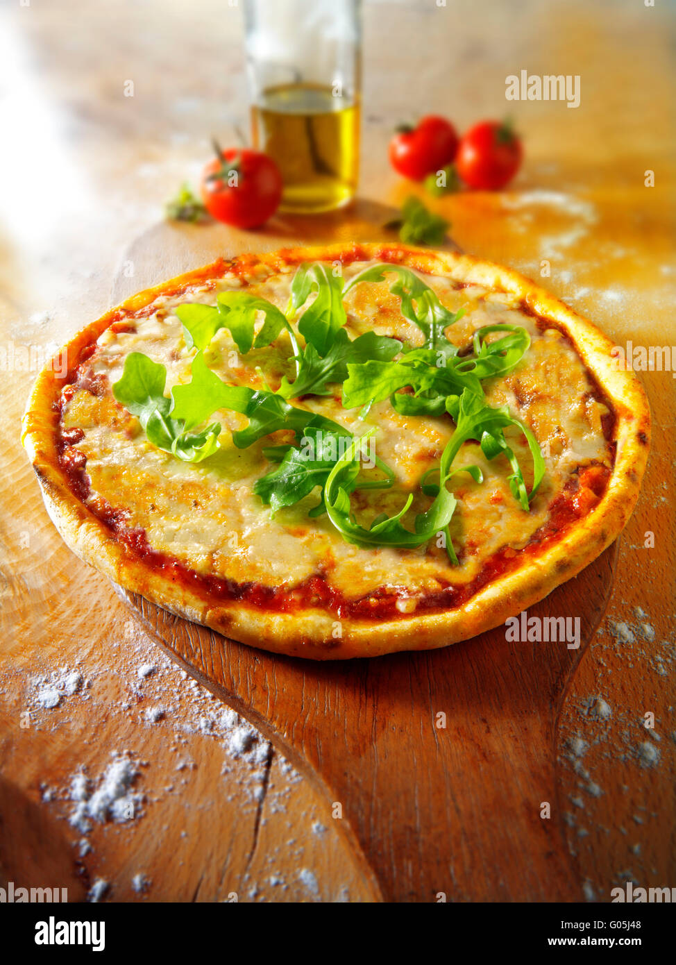 Fromage cuit entier et tomate Margherita pizza avec rocket Banque D'Images