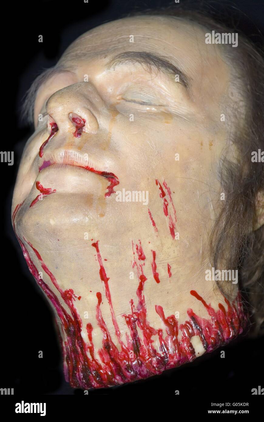 Le coupé la tête. Une cire figure séparées d'un tronc d'une tête de l'homme Banque D'Images