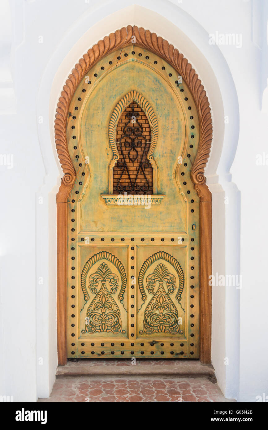 Porte sculptée traditionnelle à Chefchaouen, Maroc Banque D'Images