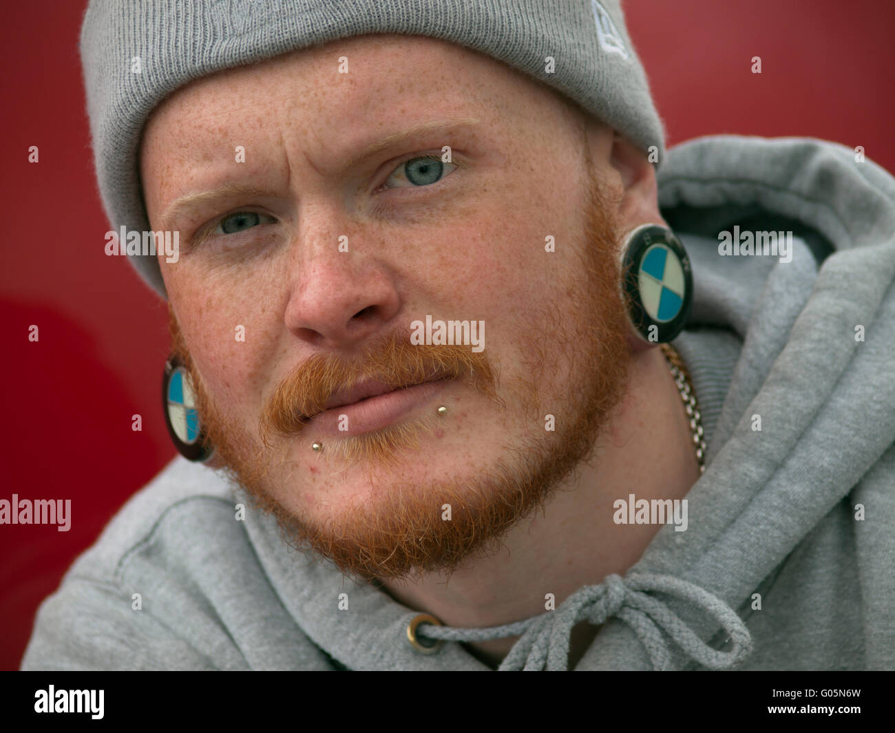 Amoureux d'une voiture portant des boucles d'BMW Banque D'Images