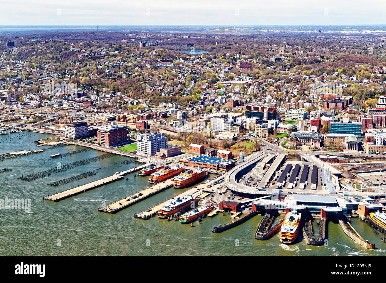 Vue aérienne de Staten Island Ferry terminal St George, New York City, USA. Banque D'Images