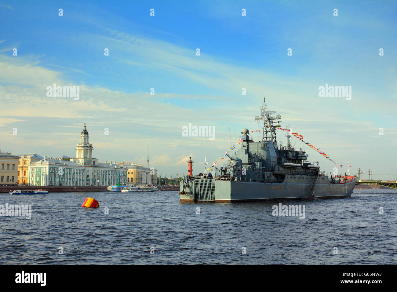 Navire militaire sur la rivière Neva - jour de la Marine à Saint-Pétersbourg Banque D'Images